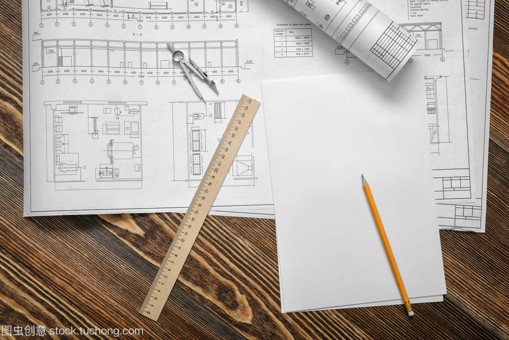 藍(lán)圖的誕生 鉛筆、尺規(guī)與木桌上的建筑夢